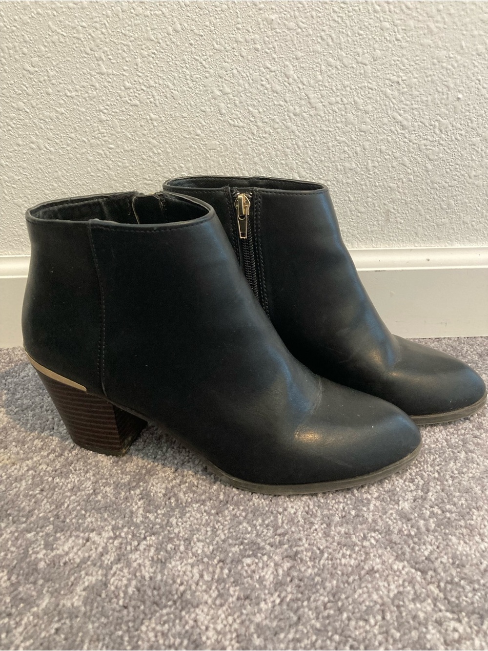 Charming Charlie Black Women’s Ankle Boots Gold Accent 2010s Booties Size 8/8.5